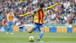 André Gomes exhibiendo su buen golpeo con pierna izquierda. Fuente: valenciacf.com