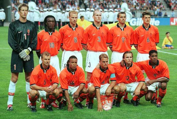 Holanda 1998, de izqda a drcha y de arriba a abajo: Van der Saar, Seedorf, Bergkamp, Stam, Cocu, Jonk, Numan, Davids, Frank de Boer, Zenden, Kluivert